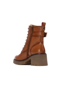 Bota de cuero marrón hasta el tobillo con un tacón grueso, cremallera lateral y parte frontal con cordones. Cuenta con una pestaña para tirar y sutiles detalles de costura.