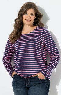 Pitkähihaisessa paidassa on tummansiniset ja vaaleanpunaiset vaakaraitoja. Se on valmistettu pehmeästä kankaasta, jossa on pyöreä kaula-aukko ja rento istuvuus.