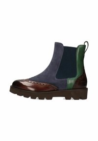 Bottine Chelsea en suède gris avec un accent en cuir vert, détails en brogue marron sur le bout, et côtés élastiques côtelés. Semelle en caoutchouc marron épais.