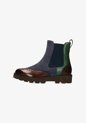 Graue Wildleder Chelsea-Boots mit einem grünen Lederakzent, braunen Broguedetails an der Spitze und gerippten elastischen Seiten. Dicke braune Gummisohle.