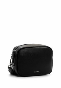 Borsa a tracolla nera in pelle con superficie texturizzata, forma rettangolare, chiusura superiore con zip e logo argento sul davanti.