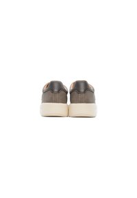Sneaker in suede grigio con forma arrotondata, dettagli in pelle marrone a contrasto e suola in gomma color crema. Cuciture a vista sul tallone.