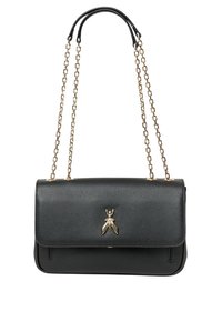 Borsa a tracolla nera in pelle con finitura testurizzata, tracolla in catena dorata, chiusura a pattina magnetica e un emblema decorativo in oro a forma di ape sulla parte frontale.