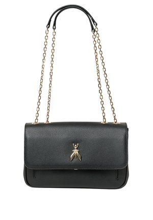 Sac à main en cuir noir avec une finition texturée, bandoulière en chaîne dorée, fermeture à rabat magnétique et un emblème décoratif de abeille dorée sur le devant.