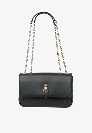 Bolso de mano de cuero negro con acabado texturizado, correa de cadena dorada, cierre magnético en la solapa y un emblema decorativo de abeja dorada en el frente.