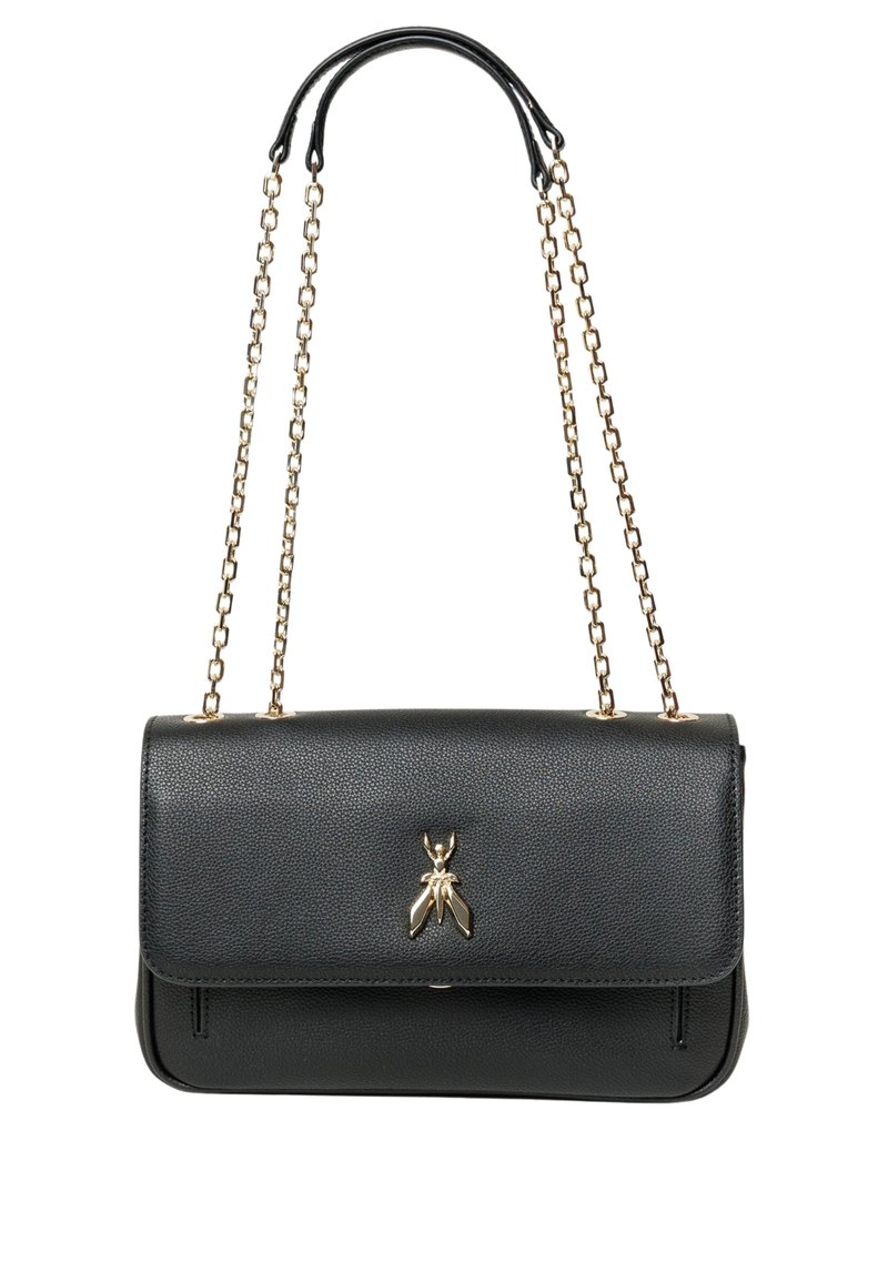 Zwarte leren handtas met een geassembleerde afwerking, gouden kettingriem, magnetische klepsluiting en een decoratief gouden bij-embleem aan de voorkant.