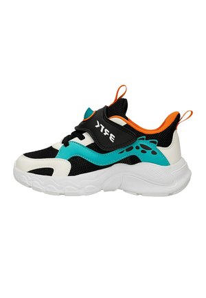 Zapatilla infantil en negro, blanco y verde azulado con forro interior naranja, suela blanca gruesa, cierre de velcro y tiradores en la lengüeta y el talón.