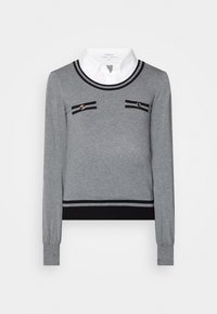 Pull gris à manches longues, décolleté rond, rayures noires et boutons décoratifs sur la poitrine. Présente un ourlet noir contrastant.