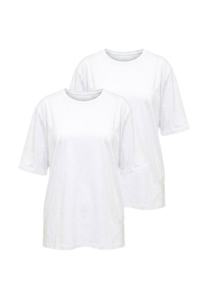 Deux t-shirts blancs unis à manches courtes et col rond, l’un légèrement placé derrière l’autre sur un fond blanc.