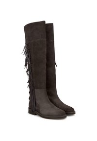 Botas de tacón alto hasta la rodilla en ante gris oscuro con largos flecos en los laterales. Punteras redondeadas y suela plana.