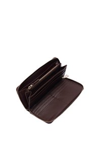 Brązowy skórzany portfel z zamkiem błyskawicznym, wewnętrznymi przegródkami i wieloma miejscami na karty. Gładka faktura i elegancki design zapewniają organizację.