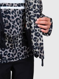 Persona che indossa una giacca a stampa leopardo nera e grigia, tenendo la giacca aperta per mostrare la fodera interna e i dettagli dei bottoni.