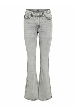 Vaqueros de mezclilla gris claro de talle alto con pierna acampanada, cierre de botón, bolsillos delanteros y traseros, y detalles sutiles desgastados.