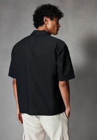 Next SHORT SLEEVE - Ing - black