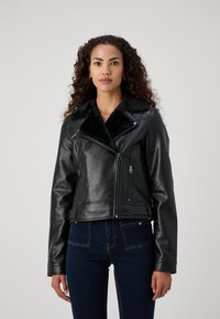 Vero Moda Tall VMHAILEY JACKET - Dirbtinės odos striukė - black