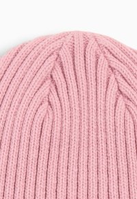 Beanie rosa a maglia con texture a coste verticali, dotata di una parte superiore arrotondata e tessuto morbido e elasticizzato per comfort e calore.