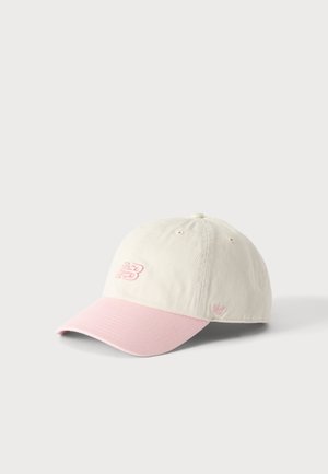 Off-white Baseballkappe mit einem hellrosa gebogenen Schirm und pink besticktem Logo vorne und seitlich.