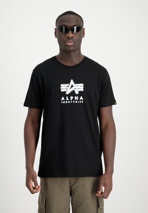 Schwarz Baumwoll-T-Shirt mit einem weißen Grafik-Logo, das den Text "ALPHA" und "Industries" enthält. Kurze Ärmel und Rundhalsausschnitt-Design.