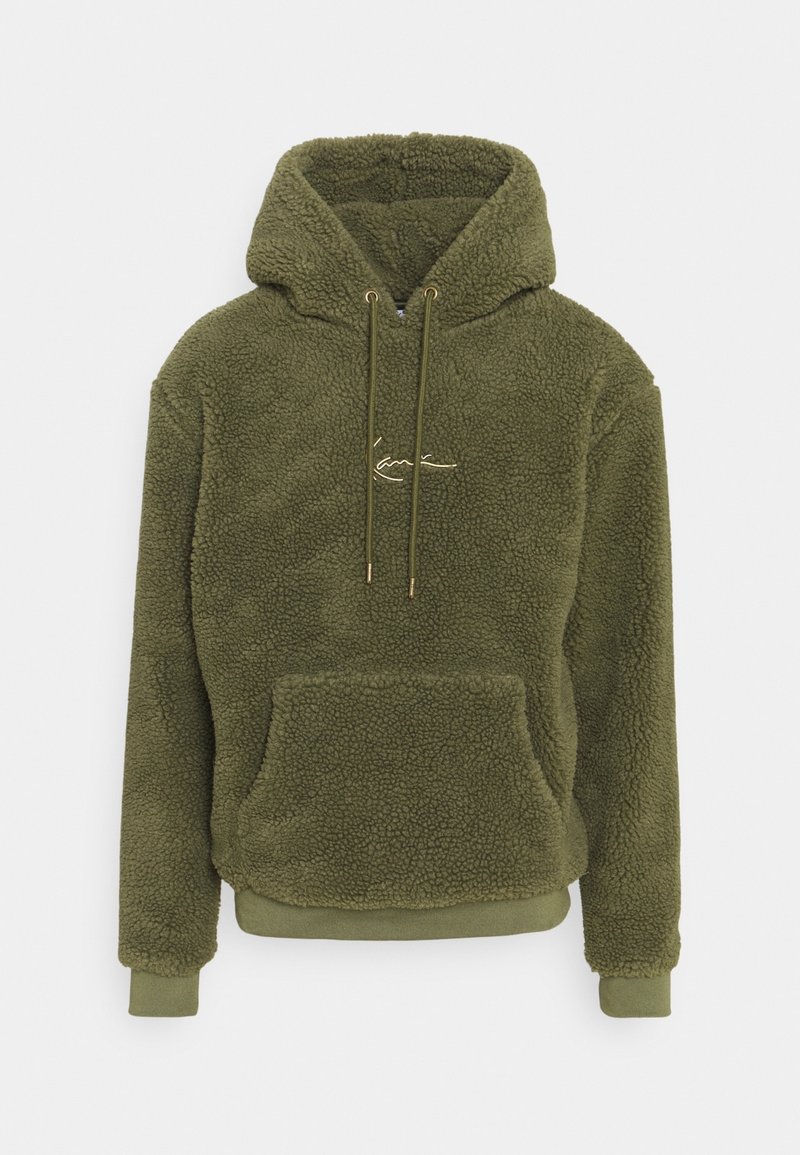 Sweat à capuche en polaire vert olive avec poche kangourou, capuche à cordon de serrage, poignets et ourlet côtelés, et petite signature blanche brodée sur la poitrine.