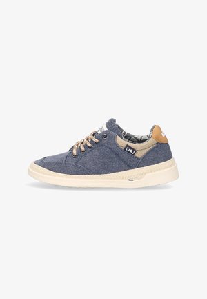 Zapatilla casual de tela azul con cordones beige, suela blanca y acento en el talón en tonos marrones, orientada hacia la derecha sobre un fondo blanco.