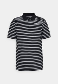 Svartvit randig pikétröja med svart krage, tillverkad av ventilerande tyg. Har en liten vit Nike-logotyp på bröstet.
