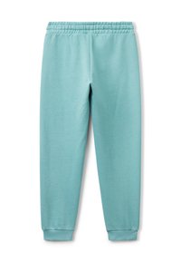 Světle modré tepláky s elastickým pasem a vroubkovanými manžetami, rozložené na bílém pozadí.