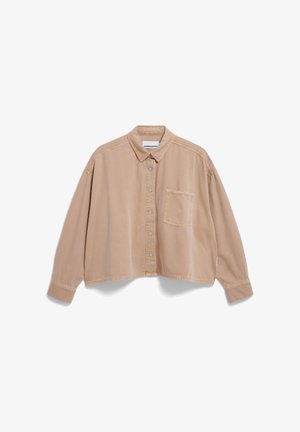 Korte beige button-up shirt gemaakt van zachte stof, met een spitse kraag, enkele borstzak en gestikte details op de naden.