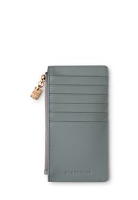 Grijze lederen kaarthouder met zes kaartsleuven, ritssluiting in goudkleur, en een reliëflogo. Glad oppervlak met strakke lijnen.