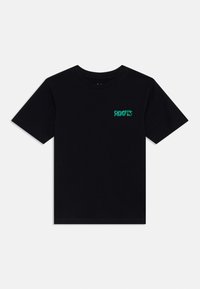 T-shirt en coton noir avec un logo "ROOTS" texturé en vert sur la poitrine gauche. Manches courtes et col rond. Texture lisse et uniforme.