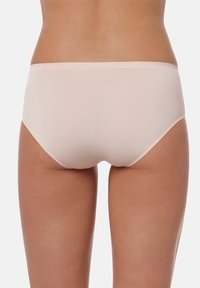 Mutande hipster in cotone rosa chiaro con una texture liscia e senza cuciture visibili. Il design include un ampio elastico in vita e una copertura moderata.