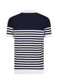 Marineblå og hvide stribede kortærmede polo-shirts; ribbet hvid krave og manchetter; vandrette striber varierer i bredde hen over beklædningen.