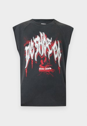 Svart ermeløs skjorte med hvit og rød gotisk tekst som sier "De Rock Ed" og "Since 1994" over et rødt lyn-design.