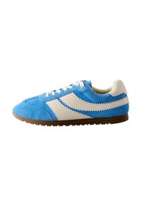 Blauwe suède sneaker met witte leren accenten, voorzien van een ronde neus, platte veters en een gestructureerde rubberen zool. Lichtgewicht ontwerp.