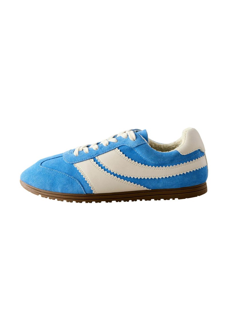 Blauwe suède sneaker met witte leren accenten, voorzien van een ronde neus, platte veters en een gestructureerde rubberen zool. Lichtgewicht ontwerp.