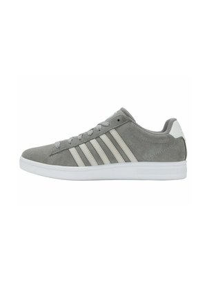 Szare zamszowe sneakersy z białą gumową podeszwą, z trzema białymi paskami po bokach, okrągłym przodem i wyściełanym kołnierzem. Zapięcie na sznurówki.