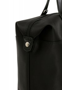 Borsa in nylon nero con chiusura superiore a zip, caratterizzata da un corpo testurizzato e un dettaglio con bottone a scatto. Manici attaccati nella parte superiore per un facile trasporto.