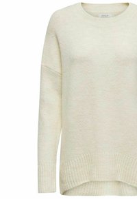 Maglione a maglia color crema con scollatura tonda, orlo a costine e spalle scese. Il materiale sembra morbido con una finitura testurizzata.