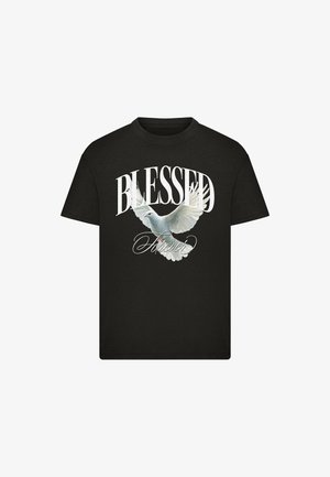 Zwart T-shirt met een witte duif in vlucht en de woorden "BLESSED" in grote letters en "Forever" in cursief eronder.