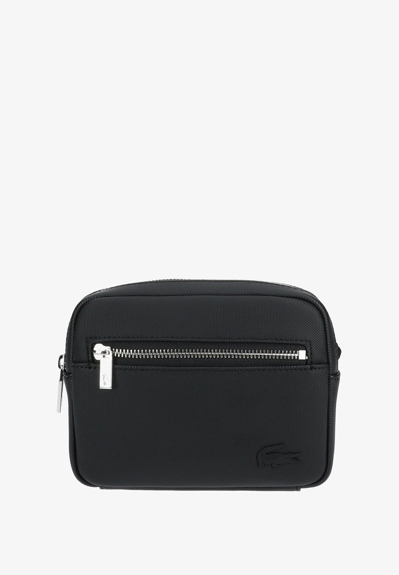 Saco cosmético preto em nylon com superfície texturizada, formato retangular, bolso frontal com fecho, e detalhe de logótipo em relevo. Apresenta acessórios em metal prateado.