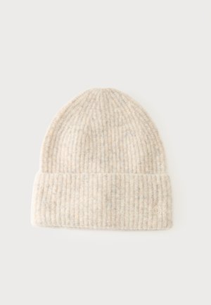 Bonnet tricoté côtelé de couleur crème douce avec revers plié, présenté à plat sur un fond clair.