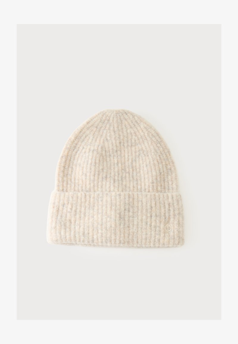 Bonnet tricoté côtelé de couleur crème douce avec revers plié, présenté à plat sur un fond clair.