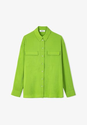 Chemise à manches longues vert vif avec un col, deux poches poitrine et fermeture à boutons à l'avant. Texture lisse et coupe décontractée.