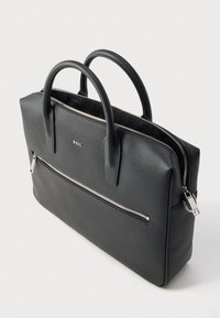 Mala preta de couro com duas pegas, compartimento principal com fecho de correr e bolso frontal com ferragens prateadas. Superfície texturizada, design retangular.