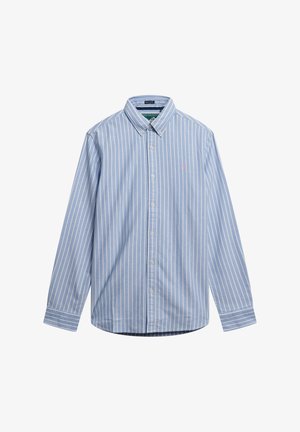 Camicia azzurra chiara con righe verticali bianche, dotata di colletto, maniche lunghe e un piccolo logo ricamato sul petto.