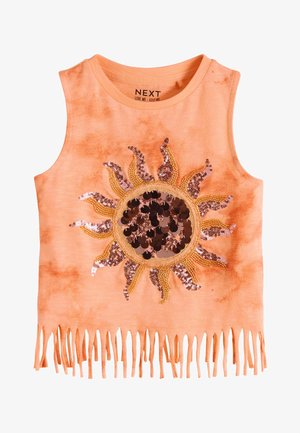 Mouwloos oranje cropped top met franjes aan de zoom en een groot zonontwerp van pailletten in goud-, brons- en koperkleuren aan de voorkant.