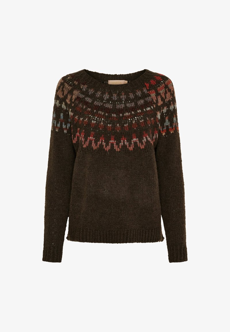 Mørkebrun strikket sweater med en struktureret overflade, der har en mønstret yoke i røde, blå og hvide nuancer. Lange ærmer og rund halsudskæring.