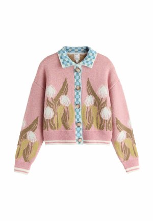 Rosa gestrickte Strickjacke mit Blumenmuster in Weiß und Grün, blau kariertem Kragen und beigen Knöpfen vorne. Kurz geschnittenes Design.