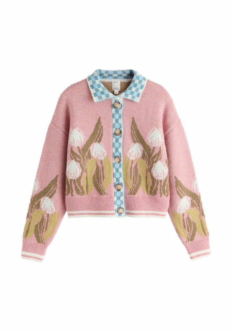 Ružičasti pleteni kardigan s cvjetnim uzorkom u bijeloj i zelenoj boji, plavo karo ovratnik i bež gumbići sprijeda. Skraćeni dizajn.