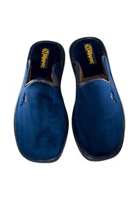 Zapatillas de casa azul marino sin cordones con una textura suave y acolchada, que presentan un pequeño logotipo y costuras en contraste a lo largo de los bordes.