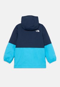Dviejų tonų mėlynas North Face vandeniui atsparus džemperis su kapišonu, spalvotai derintas dizainas ir elastinės rankogaliai, rodoma iš nugaros ant balto fono.